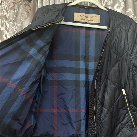 Burberry Black Bomber Jacket with Quilted Design and Full-Length Zipper - Picture 8 of 10